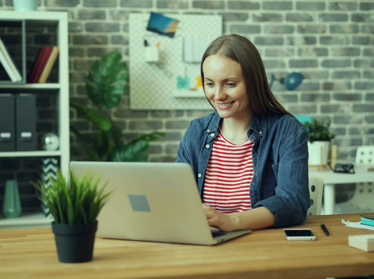 Coordenadora de escalas gerenciando plantões em um monitor com grade de horários
