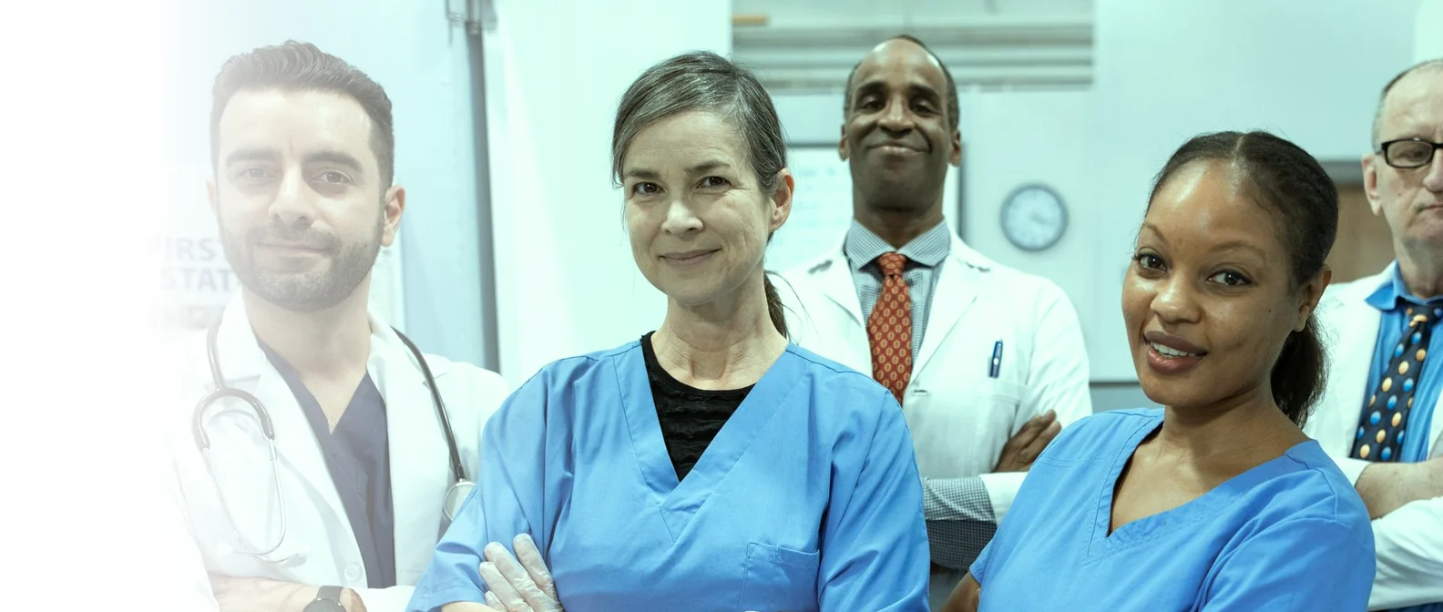 Equipe de gestão e profissionais de saúde analisando escala em um hospital moderno
